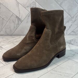 NWT Louise et Cie Womens Silko Taupe Leather Suede Stretch Ankle Boots Size 5.5M